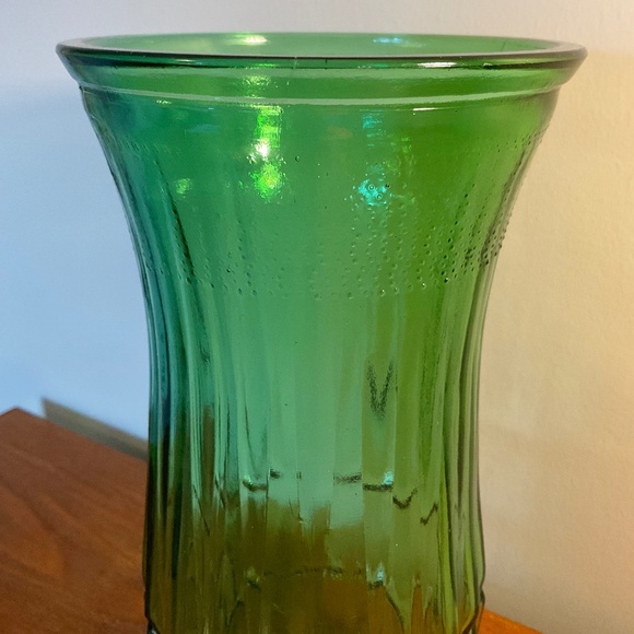 Vintage E.O. Brody Company Ribbed Green Glass Flower Vase 9.5” - Picture 8 of 16